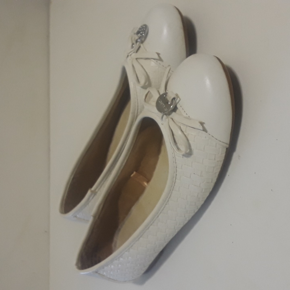 Women's White Textured Cap Toe Shoes Size 6M